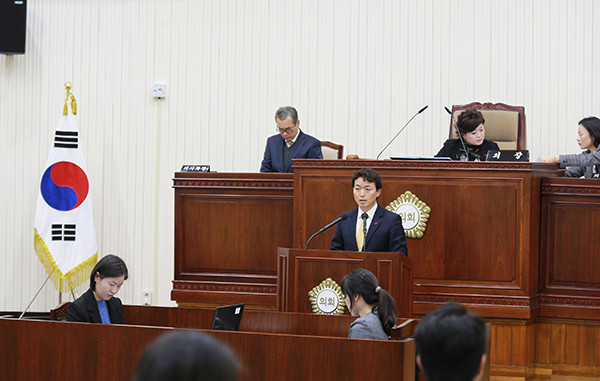 김종천 과천시장이 11일 과천시의회 본회의장에서 열린 제240회 과천시의회 제2차 정례회에 참석해 시정연설을 하고 있다. (사진제공=과천시청)