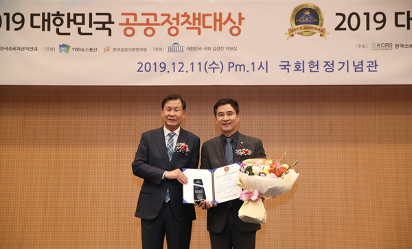 서철모 화성시장이 11일 국회의사당 헌정기념관에서 열린 ‘제4회 2019 대한민국 공공정책대상’ 시상식에서 지방행정부문 대상 수상을 기념하고 있다.(사진제공=화성시청)