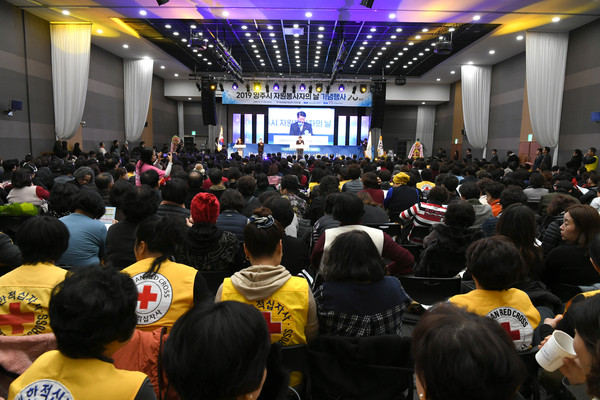 양주시는 11일 경기섬유종합지원센터 컨벤션홀에서 ‘양주시자원봉사센터 개소 20주년 및 2019 자원봉사자의 날 기념행사’를 개최했다고 밝혔다. (사진제공=양주시청)