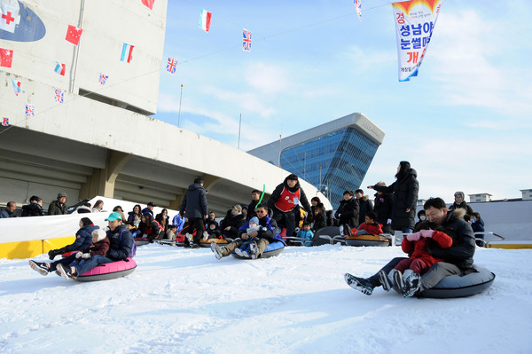 지난 9년동안 성남시청 야외주차장에 설치·운영된 스케이트장이 올 겨울부터 중원구 성남동 성남종합운동장 눈썰매장 옆으로 옮겨 14일 개장한다. 사진은 지난해  개장한 눈썰매장 모습. (사진제공=성남시청)