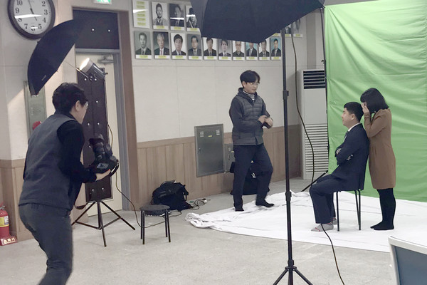 옹진군은 지난 11월 20일부터 12월 9일까지 옹진군 북도면, 연평면, 백령면, 덕적면, 영흥면 5개면의 경로당에서 다문화가족 아동사진관 사업을 추진했다. (사진제공=옹진군청)