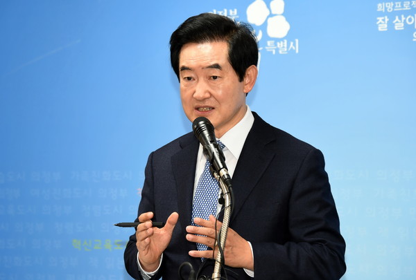 안병용 의정부시장이 12일 긴급 기자회견을 열고 지역 내 주한미군기지가 조속히 반환될 수 있도록 조치해달라는 내용의 성명서를 발표하고 안지찬 의정부시의장을 비롯한 시의원들과 시민단체 대표들도 참석해 주한미군기지 조기반환은 대통령의 약속으로 조속한 이행과 국가주도 개발을 촉구하는 구호를 외치기도 했다. (사진제공=의정부시청)