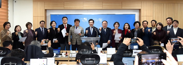 안병용 의정부시장이 12일 긴급 기자회견을 열고 지역 내 주한미군기지가 조속히 반환될 수 있도록 조치해달라는 내용의 성명서를 발표하고 안지찬 의정부시의장을 비롯한 시의원들과 시민단체 대표들도 참석해 주한미군기지 조기반환은 대통령의 약속으로 조속한 이행과 국가주도 개발을 촉구하는 구호를 외치기도 했다. (사진제공=의정부시청)