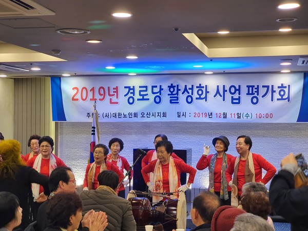 오산컨벤션웨딩홀에서 2019년 경로당 활성화 사업 평가회를 기념하고 있다.(사진제공=오산시청)