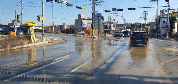 지난 13일 화성시 향남면 수직리에서 향남IC 방향으로 가는 주변 도로가 흙과 물로인해 엉망으로 변해있는 모습. (사진=김삼철 기자)