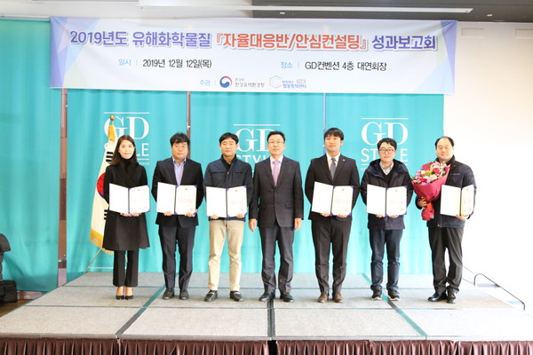 한강청, 화학사고 예방 민관 협력 체계 구축 한강유역환경청은 최근 안산시 소재 GD컨벤션에서 안산·시흥, 인천지역 유해화학물질 취급사업장 자율안전관리 및 취약시설 안심컨설팅 활동에 대한 성과보고회를 개최했다고 15일 밝혔다. 행사에는 유해화학물질 취급사업장 자율대응반 및 컨설팅 자문위원, 시흥·안산, 인천지역 산업단지 입주업체 환경기술인 등 300여 명이 참석했다.현재 한강청 시흥화학합동방재센터에서 관리하는 시흥 안산, 인천지역 화학물질 자율대응반은 38개 반장사 중심으로 총 641개 사업장이 활동하고 있다. 각 반에서는 반장사 중심으로 매월 4일 취급시설 자율점검, 영세 취약사업장 기술지원, 사고대응 예방훈련, 화학사고 발생 시 방재자원 공유 등 다양한 활동으로 화학사고 예방 노력에 참여하고 있다.특히, 이번 성과보고회는 자율대응반 사고예방 활동과 영세 취약사업장 중심의 안심컨설팅 추진 등 주요 성과발표로 화학물질관리법 준수에 대한 노하우를 공유 소통하는 형식으로 진행됐다.아울러 2019년 자율안전관리 성과발표 사업장 등 우수한 안전관리 활동 8개 기업의 환경기술인에 대해 그간의 활동 공로를 인정해 환경부장관상 및 한강청장상을 수여하고, 자율안전관리 우수활동 사업장인 한미정밀화학(주), 삼양사 인천 2공장, ㈜비에이치에서 화학사고 예방을 위한 개선사례 및 안전관리 요령 등을 발표해 여러 사업장에서 취급관리기준 노하우를 공유하는 시간을 가졌다.최종원 한강청장은 “화학사고 예방을 위해 민관이 긴밀한 협력체계를 다지고 사업장 스스로가 안전예방 활동을 지속 추진할 수 있도록 지원해 나가겠다”고 말했다. (사진제공=한강유역환경청)