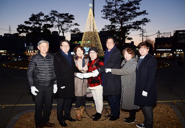파주시는 지난 12일 연말연시를 맞이해 파주시민의 안녕과 행복을 기원하는 평화의 트리를 금촌 로터리에 설치하고, 점등식을 가졌다. (사진제공=파주시청)