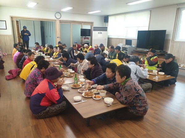 인천시 옹진군의 대청면지역사회보장협의체에서 야외활동이 어려운 겨울철을 맞아 지역 65세 이상 어르신 400여 명을 대상으로 경로당에서 점심을 제공하는 ‘오순도순 한 끼 나눔사업’을 추진하여 어르신들과 교류의 시간을 가졌다. (사진제공=옹진군청)