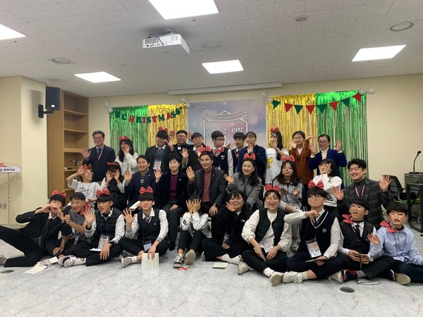 화성시가  나래울아동청소년센터에서 ‘기분좋은 연말 행복하숑’ 송년행사를 기념하고 있다.(사진제공=화성시청)