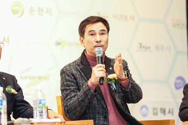 지난 13일 서귀포시에서 열린 ‘지역사회 통합돌봄 비전 공유대회’에 패널로 참여한 서철모 화성시장이 정신분야의 지속적인 국비 지원 필요성을 피력했다. (사진제공=화성시청)