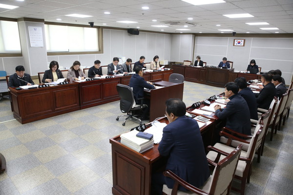 수원시의회는 2020년도 예산안 심사를 위해 지난 12일부터 예산결산특별위원회를 개최해 내년도 예산안 등에 대한 본격적인 심사에 들어갔다. (사진제공=수원시의회)