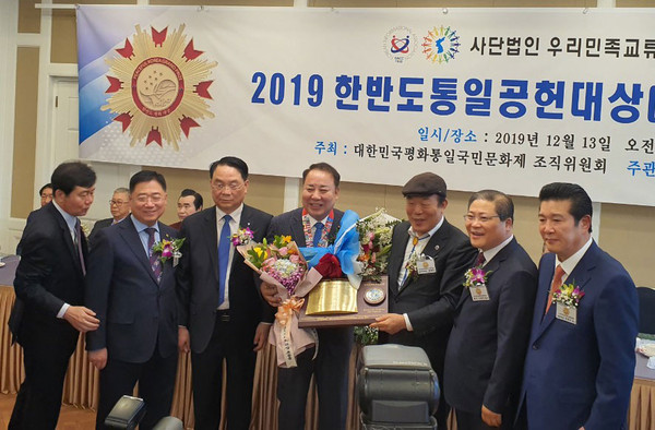 내년 총선을 준비하고 있는 민주당 이철휘(포천·가평)지역위원장이 지난 13일 ‘대한민국평화통일국민문화재 조직위원회’가 주최한 ‘2019년도 한반도 통일공헌대상 안보분야’에서 대상을 수상했다. (사진제공=이철휘 의원실)