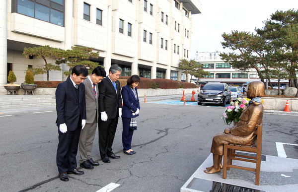 송한준 의장은 16일 오전 제340회 정례회 4차 본회의 개회에 앞서 의회 청사 앞에 설치된 평화의 소녀상 앞에서 김원기·안혜영 부의장 및 염종현 더불어민주당 대표위원과 함께 성노예 피해자들의 희생을 추모하며 묵념하고 헌화했다. (사진제공=경기도의회)