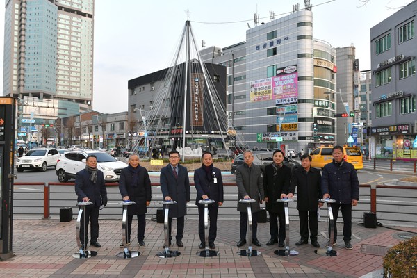 양평군은 지난 13일 군청 앞에서 ‘2019 성탄절기념트리 점등식’ 개최를 가졌다. (사진제공=양평군청)