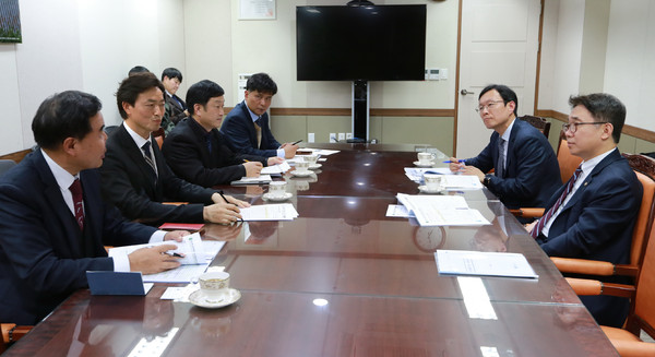 김종천 과천시장은 최근 국토부 서울사무소에서 국토부 제1차관을 만나 현재 시가 추진하고 있는 과천지식정보타운 등 지역 공동주택의 원할한 분양에 대해 함께 노력해 달라고 요청했다. (사진제공=과천시청)