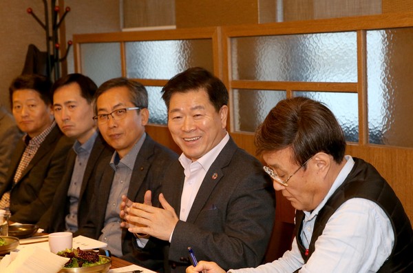 광명시는 16일 철산동 한 음식점에서 기자간담회를 열고 2020년 예산과 구로차량기지 이전, 신안산선 착공에 따른 학온역 설치, 광명-서울 고속도로 지하화 등 주요 현안사항에 대한 추진상황을 설명했다. (사진제공=광명시청)