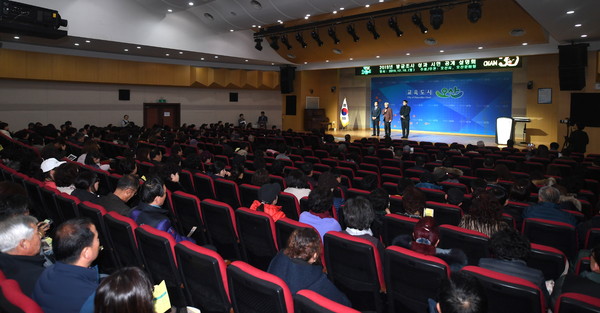 오산시(시장 곽상욱)가 16일 시청 대회의실에서 ‘오산 독산성과 세마대지 발굴조사 시민 공개 설명회를 진행하고 있다.(사진제공=오산시청)