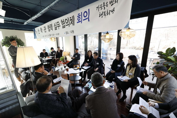 화성시(시장 서철모)가 정남면 소재 ‘다원’에서 산·학·관 협력 실무 협의체 워크숍을 기념하고 있다.(사진제공=화성시청)