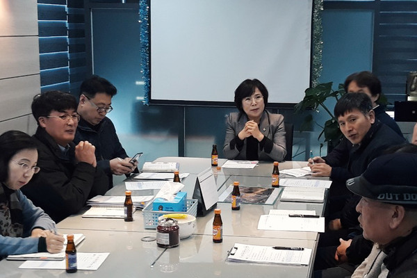 화성시의회 박연숙 의원(무소속, 향남․양감․정남)이  ‘향남2지구 보도블록 파손 및 환경개선을 위한 현장점검 설명회를 진행하고 있다.(사진제공=화성시의회)