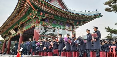 민주평화통일자문회의 포천시협의회는 포천 교육지원청과 공동 주관으로 시 관내 중·고등 학생 105명과 함께 육군사관학교 견학을 했다. (사진제공=포천시청)