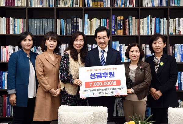 의정부시 공립법인직장 어린이집 연합회는 지난 13일 의정부시를 방문해 제9회 소아암 어린이 돕기 성금 1200만 원을 기탁했다. (사진제공=의정부시청)
