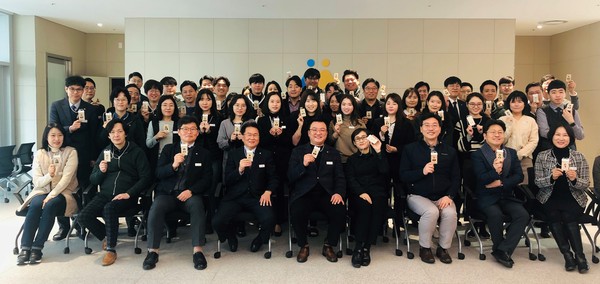 경기도시장상권진흥원이 경기지역화폐 이용 촉진의 일환으로, 사원증에 카드형 지역화폐 기능을 탑재하기로 했다. (사진제공=경기도청)