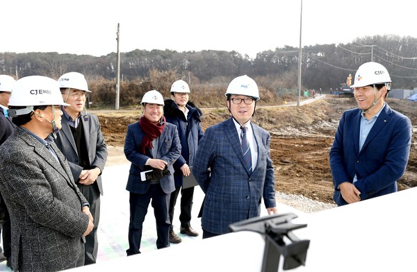 최종환 시장은 지난 16일 파주 통일동산지구 특별계획구역에 조성되는 ‘CJ ENM 콘텐츠월드 조성사업’ 현장을 방문해 사업추진사항을 점검하고, 공사 관계자들을 격려했다. (사진제공=파주시청)