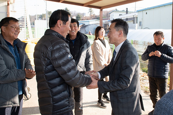 이항진 여주시장이 지난 16일 당산1리 태양광발전소 시범사업 현장을 방문해 주민들과 인사를 나누고 있다. (사진제공=여주시청)
