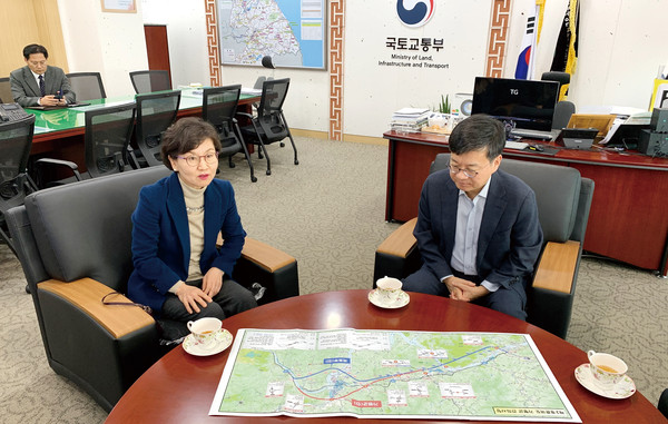 이화순 경기도 행정2부지사가 지난 16일 국토교통부 원주지방국토관리청을 방문하여 ‘제2경춘 국도 건설사업’ 추진과 관련한 지역의 현안을 논의하고 있다. (사진제공=경기도청)