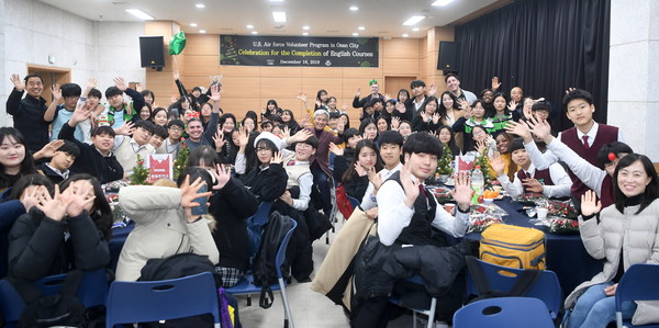 오산시(시장 곽상욱)가 시 자원봉사센터 대회의실에서 ‘미군장병과 함께하는 메리 크리스마스 파티’를 주제로 2019년 미군장병 영어회화 프로그램 종강행사를 기념하고 있다.(사진제공=오산시청)