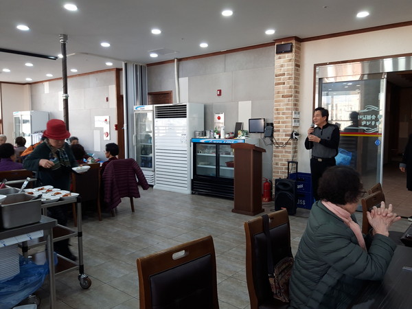 오산시(시장 곽상욱)는 ㈜청돈고기나라(대표 이지형)에서 관내 어르신 120여명에게 설렁탕(108만원상당)을 식사제공 행사를 진행하고 있다.(사진제공=오산시청)