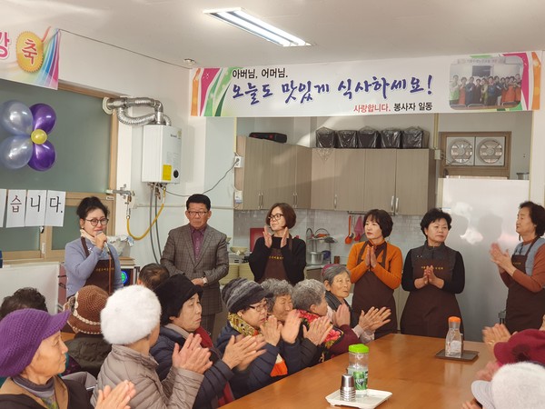 화성시 향남읍 행정서로 1길 9-10에 위치한 기쁨두배복지센터(센터장 오수연)가  7년간의 노고로 송옥주 국회의원상, 서철모 화성시장상, 김홍성 화성시의장상을 전하며 눈시울을 붉히고 있다.(사진=김삼철 기자)