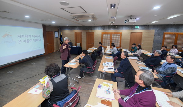 오산시를 방문한 부산광역시 사하구청이 시 밴체마킹을 기념하고 있다.(사진제공=오산시청)