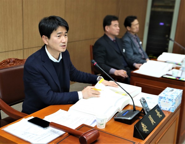 이천시의회는 지난 5일 2020년도 예산안 심사 등을 위한 예산결산특별위원회(이하 예결위)를 열어 위원장에 서학원 의원, 부위원장에 조인희 의원을 각각 선임해 지난 16일까지 예결위 활동을 했다. (사진제공=이천시의회)