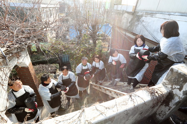 18일 수원에서 송한준 의장을 비롯한 안혜영 부의장, 장현국, 김직란, 김은주, 최종현, 이애형, 민경선 의원은  봉사 활동에 동참했다. (사진제공=경기도의회)