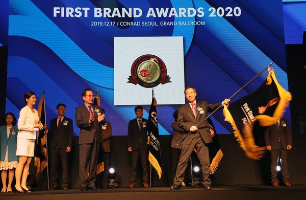 지난 17일 콘래드 서울 그랜드볼룸에서 진행된 ‘2020 대한민국 퍼스트 브랜드 대상’ 시상식에서 ‘안성마춤’ 브랜드는 2020년을 이끌어갈 농수산물 공동브랜드 부문에서 14년 연속 대상 및 퍼스트클래스로 특별 수상했다. (사진제공=안성시청)