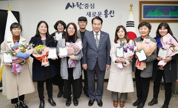 지난 17일 백군기 용인시장은 작은도서관 활성화를 위해 노력한 자원봉사자 7명에게 표창장을 수여했고 수상자들과 함께 기념촬영을 하고 있다. (사진제공=용인시청)
