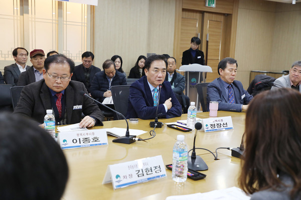 평택시가 지난 17일 시청 종합상황실에서 ‘평택시 맑은물 종합대책 보고회’를 개최했다. (사진제공=평택시청)