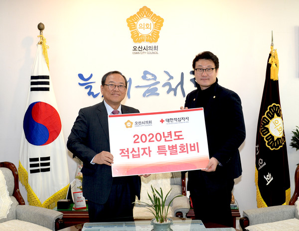 19일 장인수 오산시의회 의장이 적십자 특별회비를 전달하고 있다.(사진제공=오산시의회)
