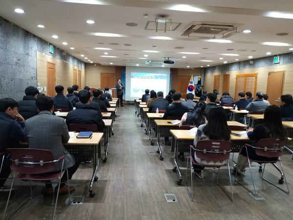 오산시(시장 곽상욱)가 건설현장 안전사고 예방을 위해  ‘2019년 건설관계자 안전교육’ 실시를 기념하고 있다.(사진제공=오산시청)