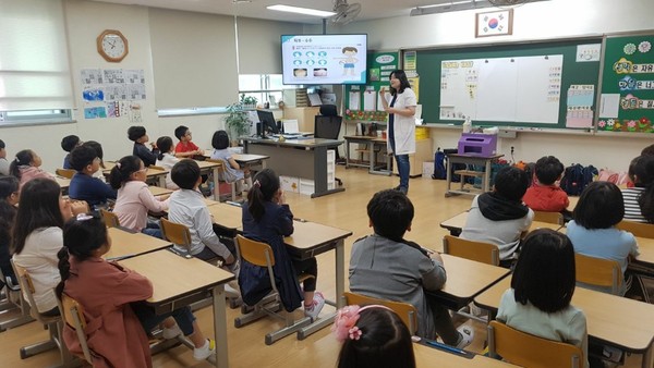 오산시 보건소는  집단시설(초·중학교 및 경로당) 이용자를 대상으로 체험형 ‘감염병 제로 교실’ 운영을 기념하고 있다.(사진제공=오산시청)