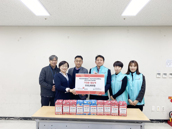 오산남부종합사회복지관(관장 권태연)은 건강보험공단 오산지사(지사장 신상묵)와 지역 어르신 건강증진을 위한 가정용 혈압계 전달식을 기념하고 있다.(사진제공=오산시청)
