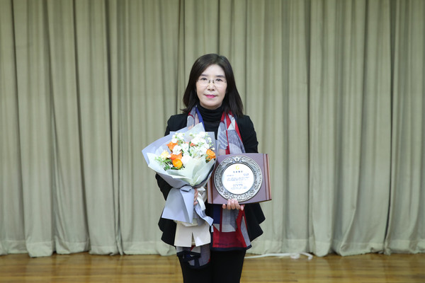 화성시의회 조오순의원이 경기도의회에서 열린 ‘제9회 경기언론인연합회 의정대상’시상식에서 기초의원부문 의정대상 수상을 기념하고 있다.(사진제공=화성시시의회)