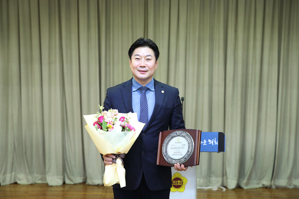 화성시의회 최청환 의원이 20일 경기도의회에서 열린 ‘제9회 경기언론인연합회 의정대상’시상식에서 기초의원부문 의정대상을 수상을 기념하고 있다.(사진제공=화성시의회)
