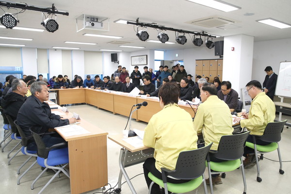 고양시는 지난 21일 발생한 일산동구 백석동 땅꺼짐 사고와 관련해, 민관협동으로 충분하고 완벽한 ▲사고경위·원인파악 ▲주변 건축물 안전진단 ▲단기·장기 대책 마련 등을 통해 유사 땅꺼짐 사고를 원천적으로 방지하는데 최선의 노력을 기울이고 있다 밝혔다. (사진제공=고양시청)