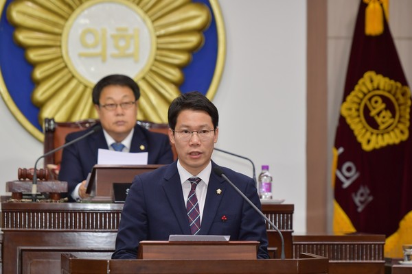 포천시의회 제145회 제2차 정례회기 중인 지난 19일 임종훈(한국당)의원이 전철7호선 포천연장사업에 따른 단계별 추진 철저’에 관한 질문을 집행부에 던졌다. (사진제공=포천시청)