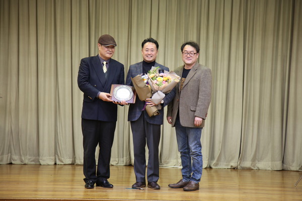 안성시의회 유광철 의원이 지난 20일 경기도의회에서 열린 제9회 경기언론인 연합회 의정대상 시상식에서 기초의회 부문 의정대상의 영광을 안았다. (사진제공=안성시의회)