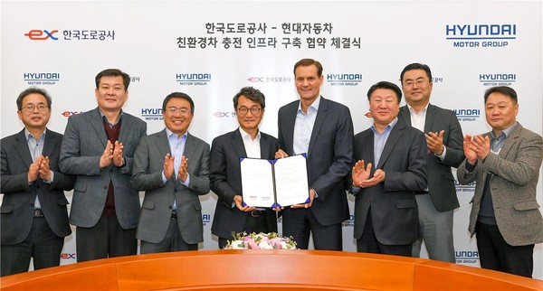 한국도로공사와 현대차그룹은 지난 20일 현대·기아차 사옥에서 문기봉 한국도로공사 기획본부장과 토마스 쉬미에라(Thomas Schemera) 현대·기아차 상품본부장이 참석한 가운데 ‘고속도로 친환경차 충전 인프라 구축 협약’을 체결했다.
