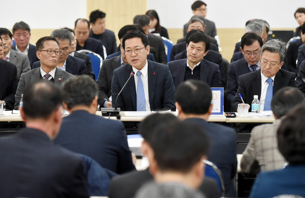 박남춘 인천광역시장이 23일 시청 대회의실에서 열린 '2019년 12월중 열린인천시정회의'에서 실·국 주요현안을 논의하고 있다. (사진제공=인천시청)