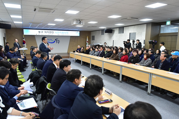 박남춘 인천광역시장이 23일 동구청 대회의실에서 열린 '동구 지역현안 시민이음 대화'에서 주민들과 동구 현안사항 설명 및 발전방안 토의를 함께하고 있다. (사진제공=인천시청)
